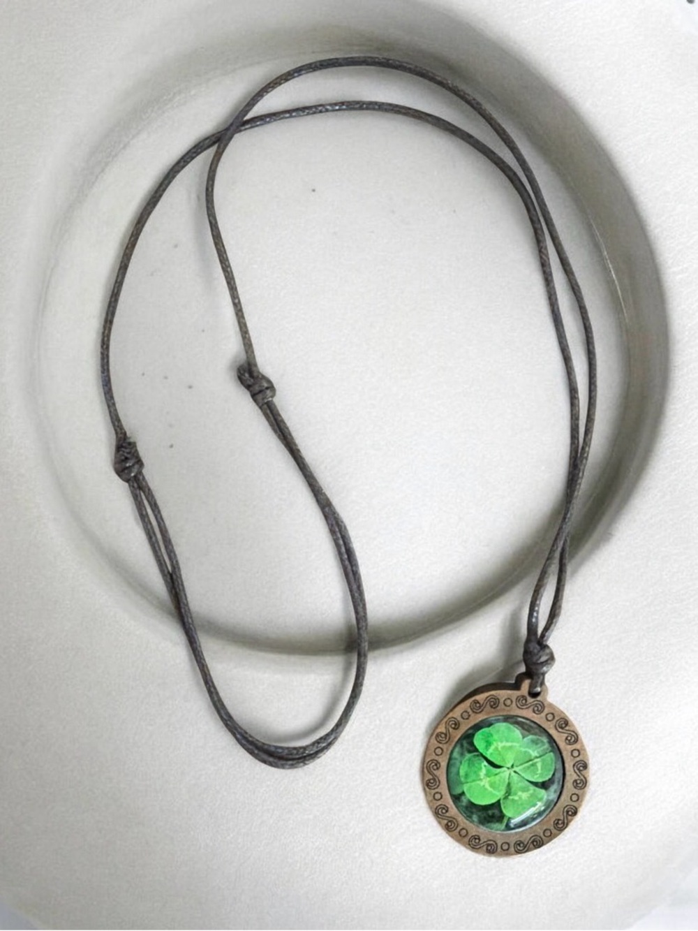 Vintage-Style Green Four-Leaf Clover Pendant Necklace